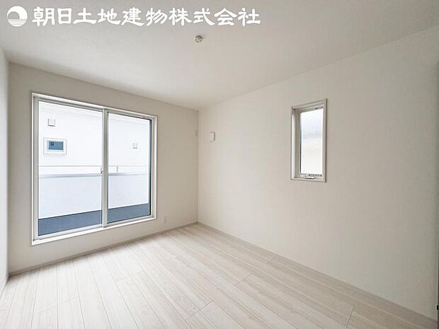 【洋室】開口部いっぱいから取り入れた柔らかな日差しとフローリングの色味が調和し快適空間を演出します。