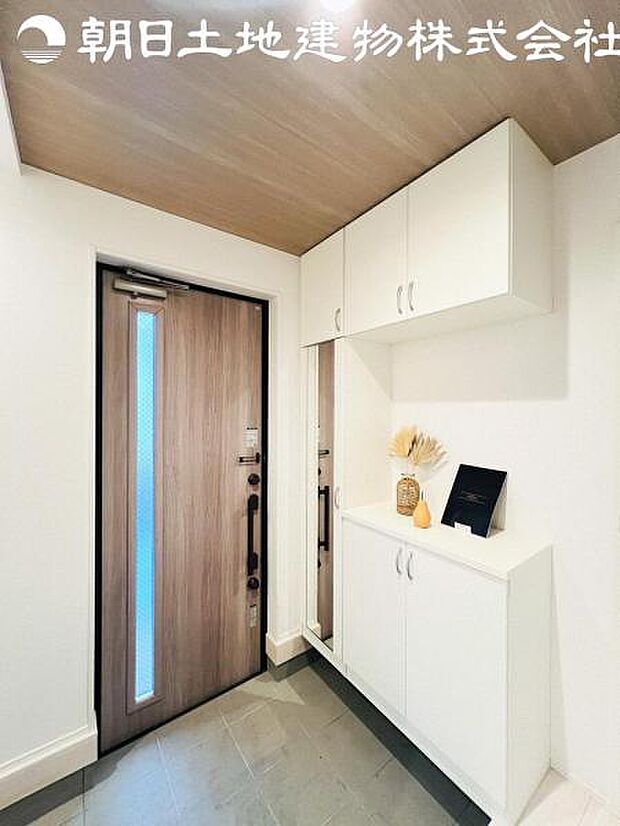 【明るく収納豊富な玄関】天井までの高さがあるタップリ玄関収納、姿見・小引き出し付きなのも便利