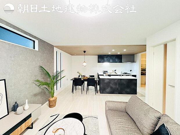 【南向きで明るく開放感のあるリビング】南側から射し込む陽射しは、家族の会話と共に明るい雰囲気を生み出します。リビングでの寛ぎの時間も、やはり明るいお部屋が良いですよね。