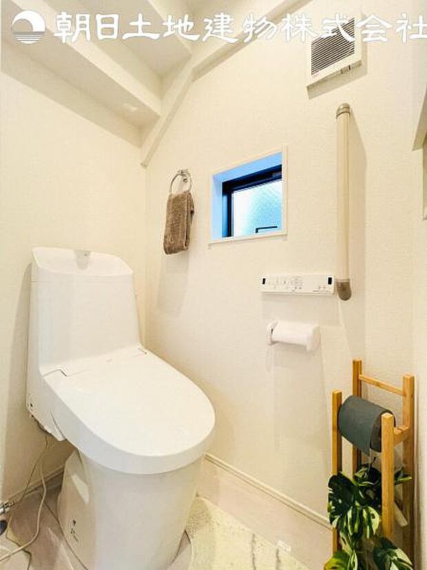 【ウォシュレット付き】洗浄、保温などの機能を備えたウォシュレット。洗浄により毎回のペーパー使用量を減らせ、保温により冬場の便座のひんやりを解消してくれる便利な設備付き