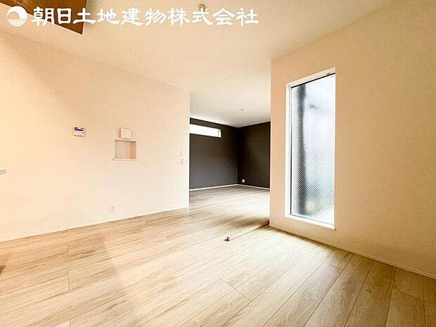 【リビング】開口部からたくさんの採光が望める快適空間となりご家族が集まりやすいリビングです。