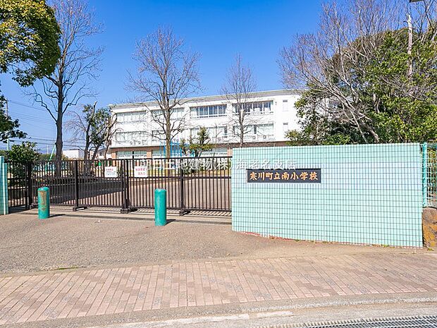 【寒川町立南小学校】100ｍ　可愛らしい時計台が目印で、校舎の色が特徴的な建物です。 かなり校庭が広いです。