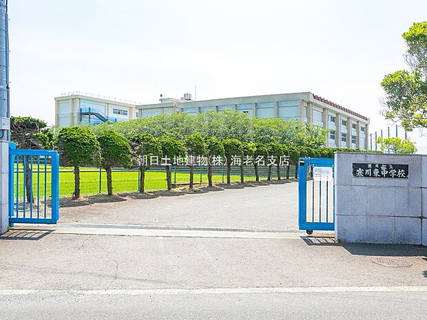 【寒川町立寒川東中学校】900m 田園風景の中に立っている中学校です。面のテニスコートがあります。
