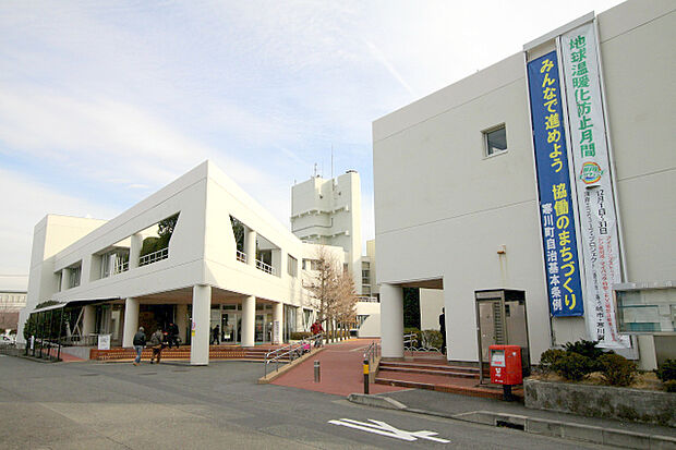 【寒川町役場】1400m 職員の応対は優しく丁寧です。駐車場もあり便利です。