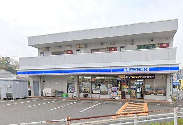 【ローソン　座間入谷店】200ｍ　 交差点角にあるので、3方向から入れます。 駐車場も裏と表にあるので利用しやすくて便利です。