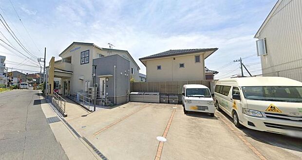 【座間ゆめっこ保育園】550ｍ　小田急電鉄座間駅から徒歩2〜3分くらいで線路沿いにあります。