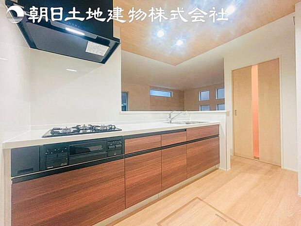 【キッチン】明るく開放感があるキッチンはリビングが見渡せる対面キッチンを採用。いつでもご家族を感じながらお料理できます。