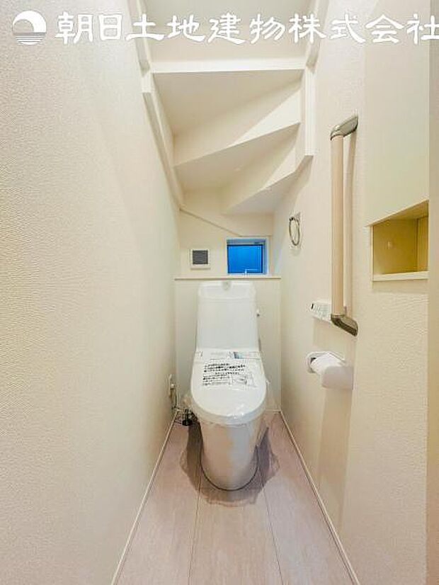 【トイレ】洗浄機能つきのお手洗いは2か所ございます。朝の忙しい時間や来客時に重宝します。