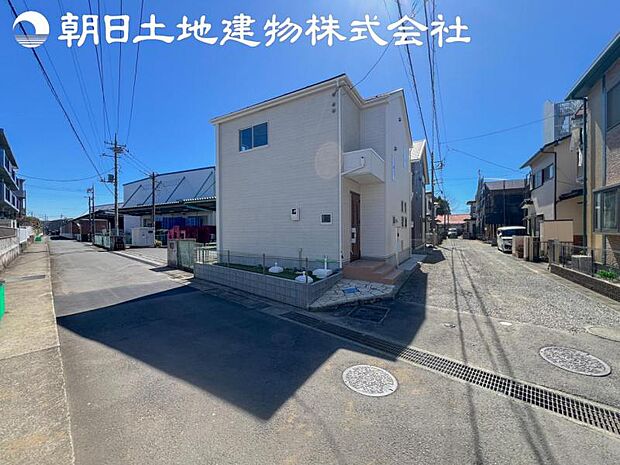 交通量も少なく落ち着いた雰囲気が漂う街並みです。