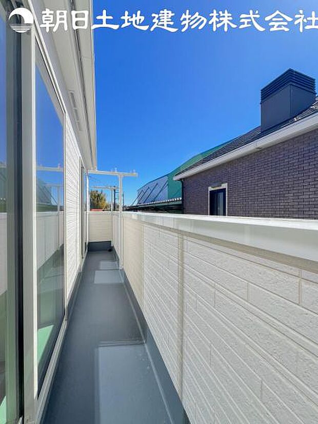 【バルコニー】バルコニーは二部屋から出入りができるようになっています。洗濯物が多いご家族でも対応できます。