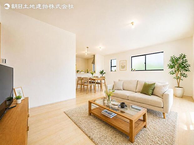 【リビング】開口部からたくさんの採光が望める快適空間となりご家族が集まりやすいリビングです。※家具等はCG合成です。