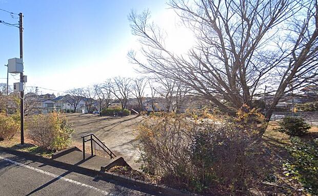 【八幡台公園】200ｍ　公園の設備には水飲み・手洗い場があります。遊び場には砂場、ブランコすべり台ジャングルジム鉄棒があります。