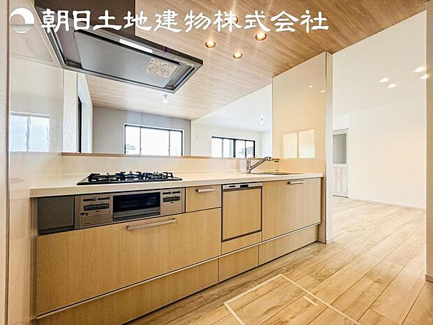 【キッチン】明るく開放感があるキッチンはリビングが見渡せる対面キッチンを採用。いつでもご家族を感じながらお料理できます。