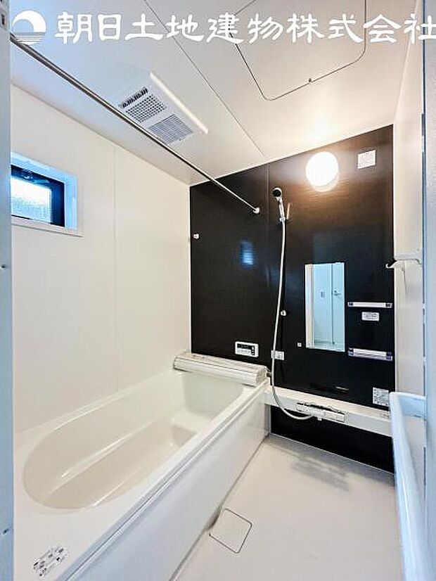 【浴室】一日の疲れを心身ともに癒してくれるリラックス空間は半身浴でゆっくりおくつろぎ頂けます。