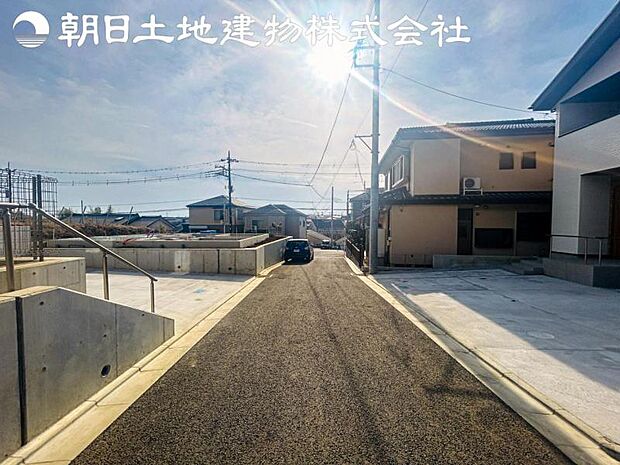 【前面道路】交通量も少なく落ち着いた雰囲気が漂う街並みです。