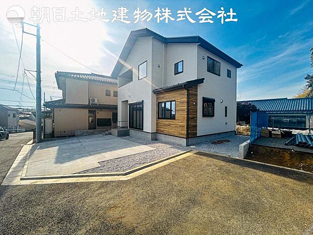 【駐車スペース】ゆったりとした並列3台分のスペースです。（車種による）