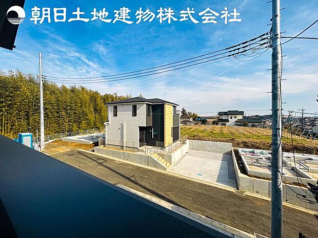 【眺望】低層住宅が建ち並ぶ美しい街並みを一望できる眺め。日当りよく、心地良い風に吹かれてホッと一息ついてください。