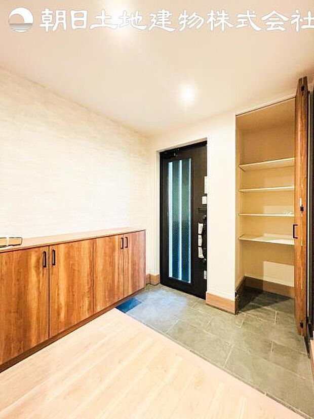 【玄関】玄関にはシューズボックス以外にも収納スペースございます。