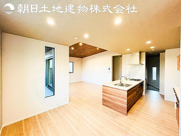 【リビング】ご家族の一日のはじまりも一日の終わりも、いつもこの空間から。お家のなかで特にこだわって頂きたい空間です。