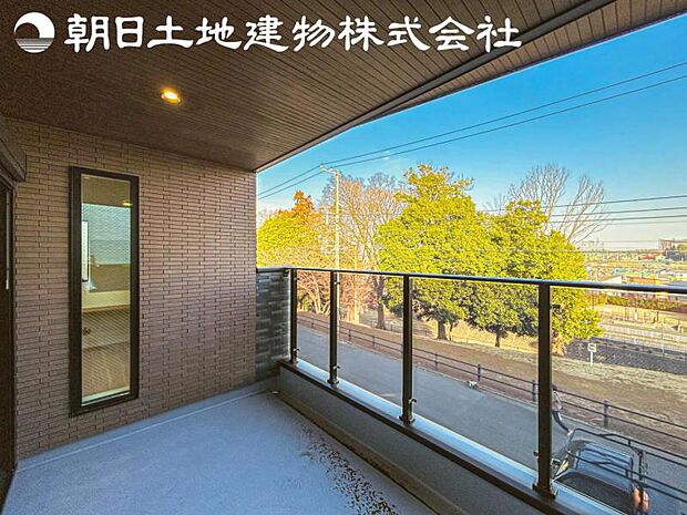 【バルコニー】低層住宅が建ち並ぶ美しい街並みを一望できる眺め。日当りよく、心地良い風に吹かれてホッと一息ついてください。