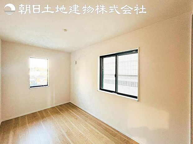 【居室】2面採光を採用してますので明るさはもちろんですが風通しも期待できます。