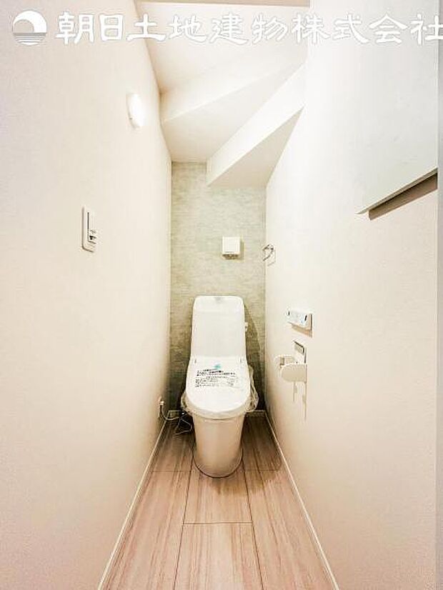 【ウォシュレット付き】洗浄、保温などの機能を備えたウォシュレット。洗浄により毎回のペーパー使用量を減らせ、保温により冬場の便座のひんやりを解消してくれる便利な設備付き