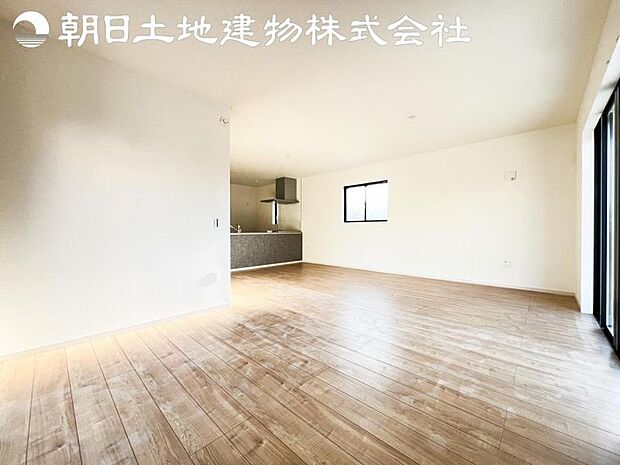 【リビング】静寂も喧騒も楽しめるご家族のお気に入りの大空間。いつまでもその場にいたくなる心地よさがご家族を繋げます。