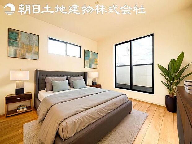 【寝室】開口部いっぱいから取り入れた柔らかな日差しとフローリングの色味が調和し快適空間を演出します。※家具等はCG合成です。