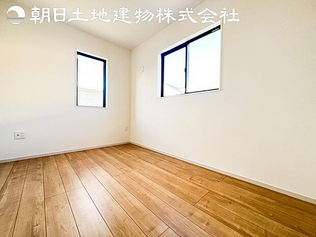 【洋室】2面より光を取り込み明るいお部屋となっております。