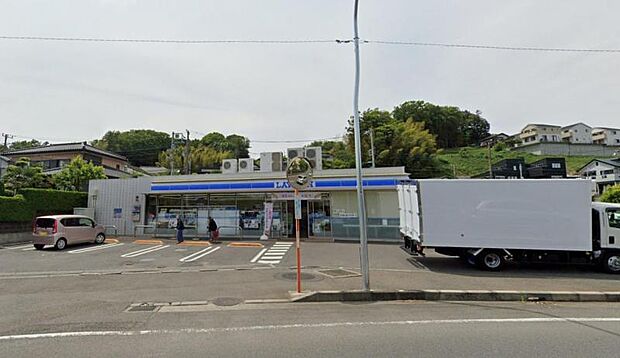 【ローソン　海老名国分北四丁目店】650ｍ　店内がとてもきれいです。駐車場もあるので利用しやすいです。
