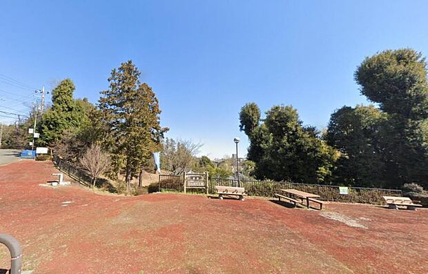 【国分緑地公園】500ｍ　土地の高低差を利用した大きめの公園です。遊び場にはスプリング遊具・スイング遊具、複合遊具すべり台があります。