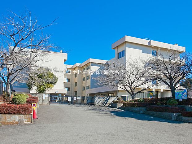 【海老名市立杉本小学校】650m 校庭が広くて子供達がのびのびと遊べます。また、海老名市北部公園が隣接しており、プールや体育館などもあります。