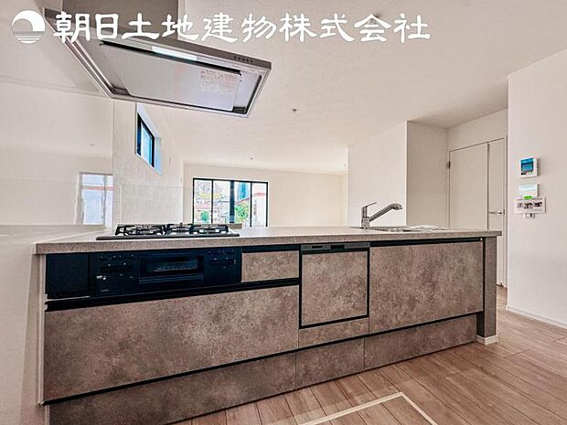 【キッチン】明るく開放感があるキッチンはリビングが見渡せる対面キッチンを採用。いつでもご家族を感じながらお料理できます。