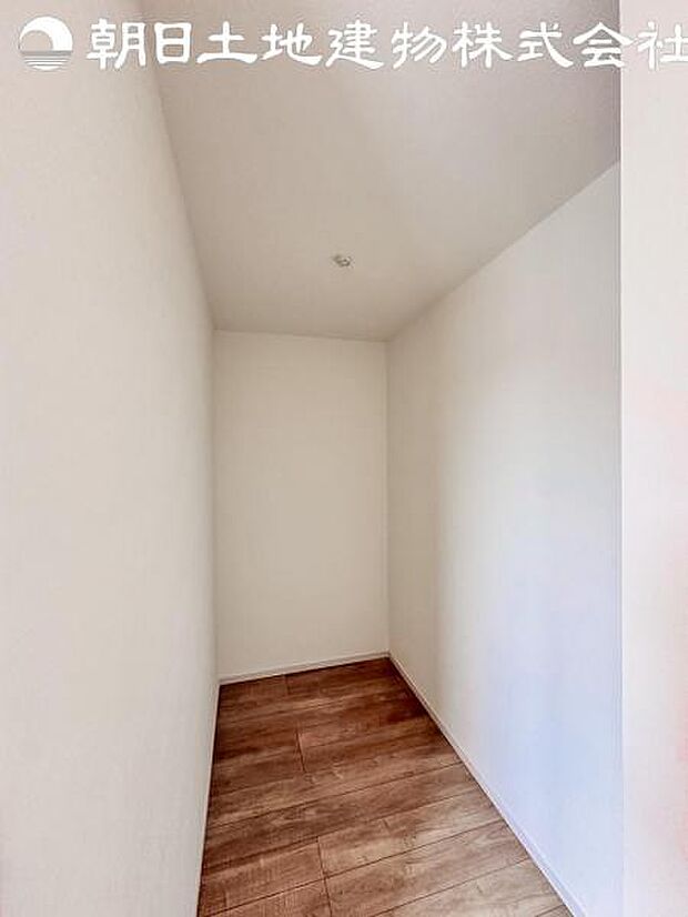 【ウォークインクローゼット】かなりの広さがございますので上手に利用してお部屋を広く使ってください。