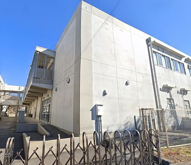 【緑野小学校】500m 広い校庭があり、元気いっぱいな子がいる学校です。