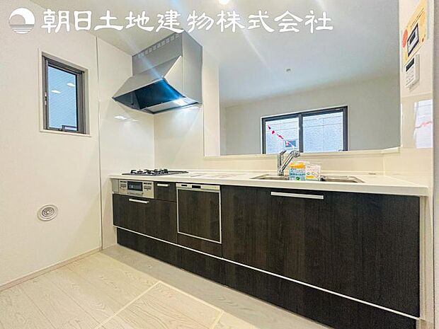 【キッチン】明るく開放感があるキッチンはリビングが見渡せる対面キッチンを採用。いつでもご家族を感じながらお料理できます。