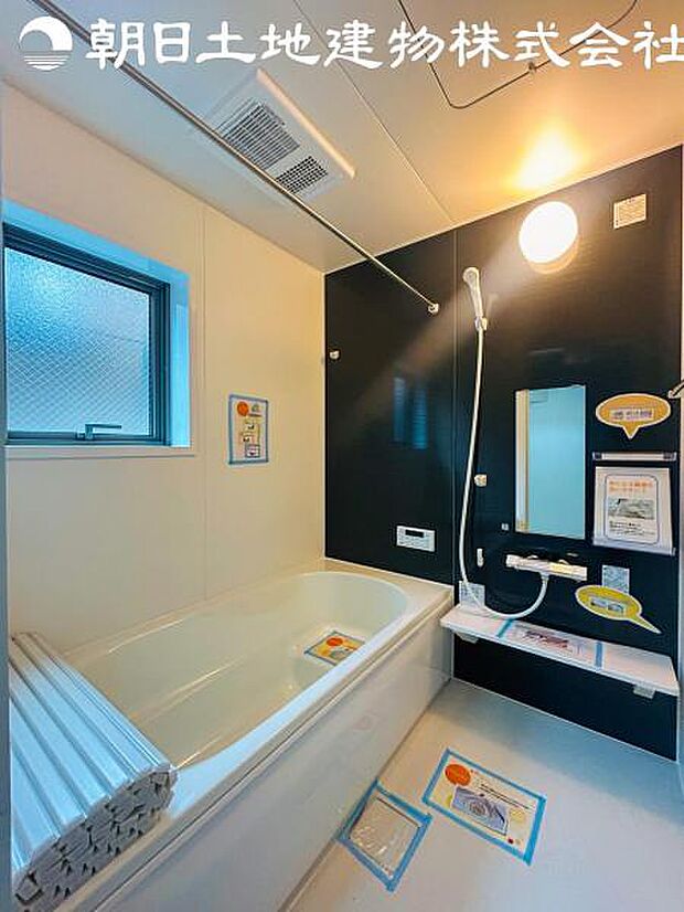 【浴室】浴室はアクセントパネルで落ち着いた印象です。窓から採光もとれていてさわやかな気持ちで入浴できます。