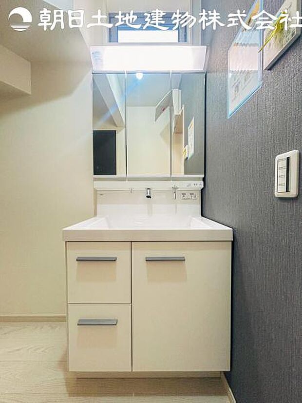 【洗面台】さわやかに気持ちよく1日が始められるように、機能性とデザイン性を両立した洗面化粧台です。