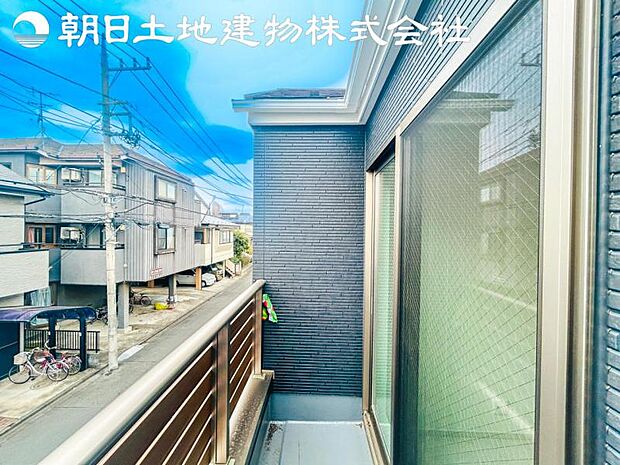 【バルコニー】低層住宅が建ち並ぶ美しい街並みを一望できる眺め。日当りよく、心地良い風に吹かれてホッと一息ついてください。