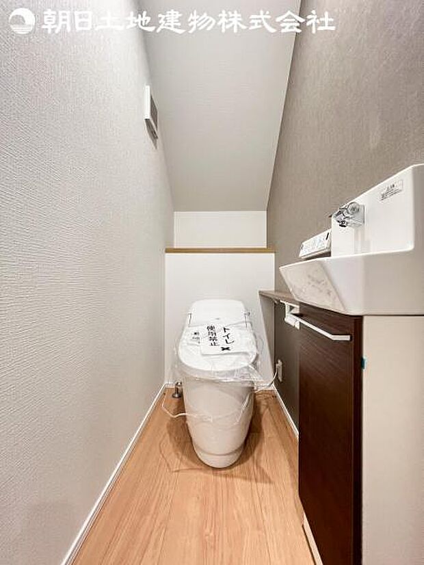 【トイレ】洗浄機能つきのお手洗いは2か所ございます。朝の忙しい時間や来客時に重宝します。