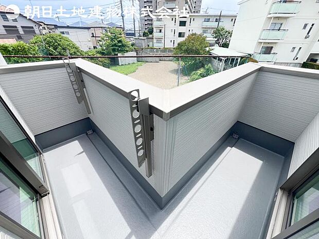 【バルコニー】日当りよく、心地良い風に吹かれてホッと一息ついてください。