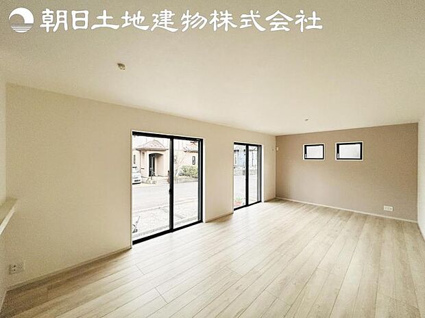 【リビング】ご家族の一日のはじまりも一日の終わりも、いつもこの空間から。お家のなかで特にこだわって頂きたい空間です。