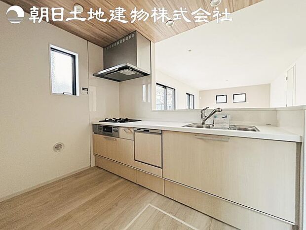 【キッチン】明るく開放感があるキッチンはリビングが見渡せる対面キッチンを採用。いつでもご家族を感じながらお料理できます。