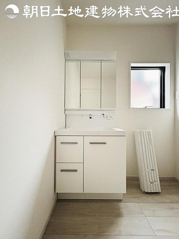 【洗面台】さわやかに気持ちよく1日が始められるように、機能性とデザイン性を両立した洗面化粧台です。