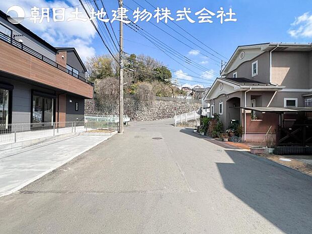 【前面道路】閑静な住宅街に位置しており、前面道路も広く駐車もしやすいです。