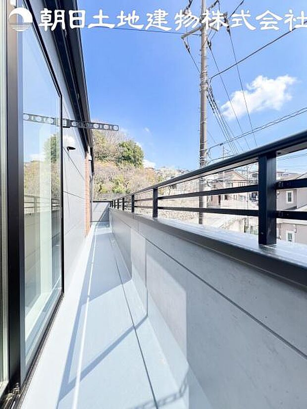 【バルコニー】日当りよく、心地良い風に吹かれてホッと一息ついてください。