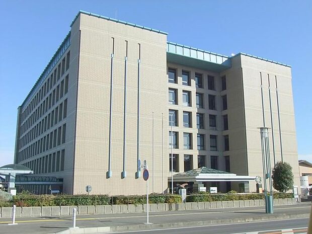 【座間市役所】1600m 大通り沿いにあり大きな建物なので、わかりやすいです。 案内係の職員さんも多く、丁寧に接してくれます。