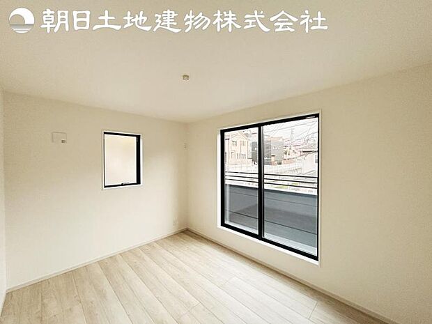 【洋室】バルコニーに面した掃出し窓があるため、光を取り込み明るいお部屋となっております。