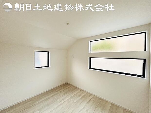 【洋室】開口部いっぱいから取り入れた柔らかな日差しとフローリングの色味が調和し快適空間を演出します。