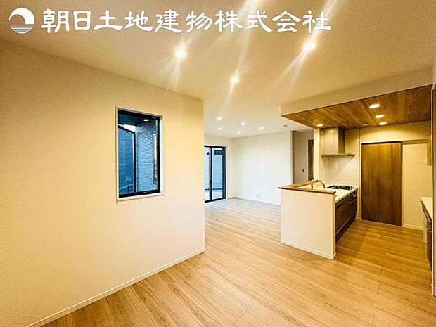 【リビング】ご家族の一日のはじまりも一日の終わりも、いつもこの空間から。お家のなかで特にこだわって頂きたい空間です。